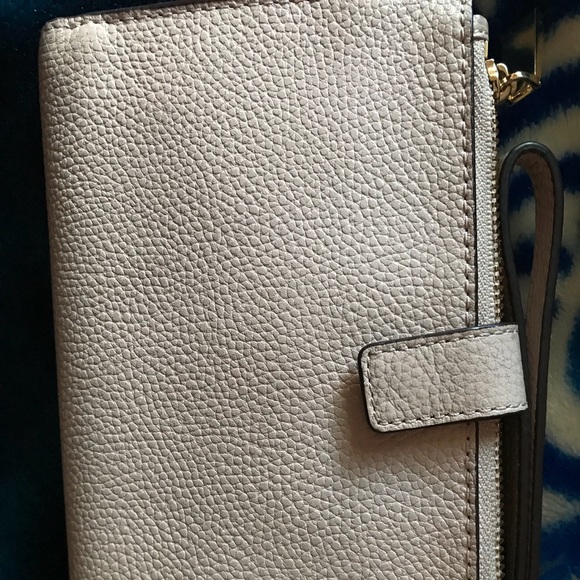 Michale Kors Wristlet - Picture 1 of 4